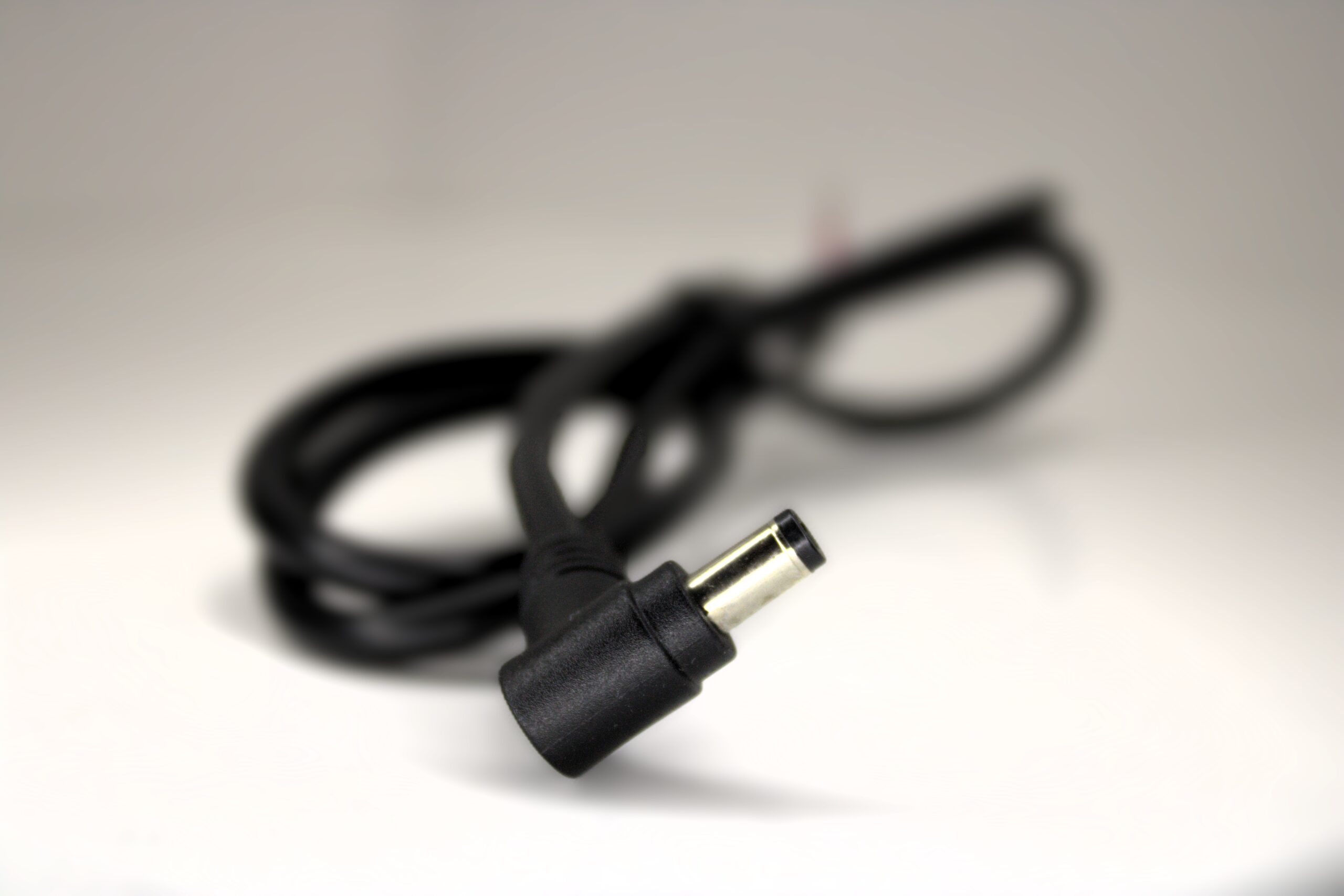 5.5 x 2.1mm 90 Degree Barrel Jack Male Pigtail 1 Meter 16 AWG - Image 2