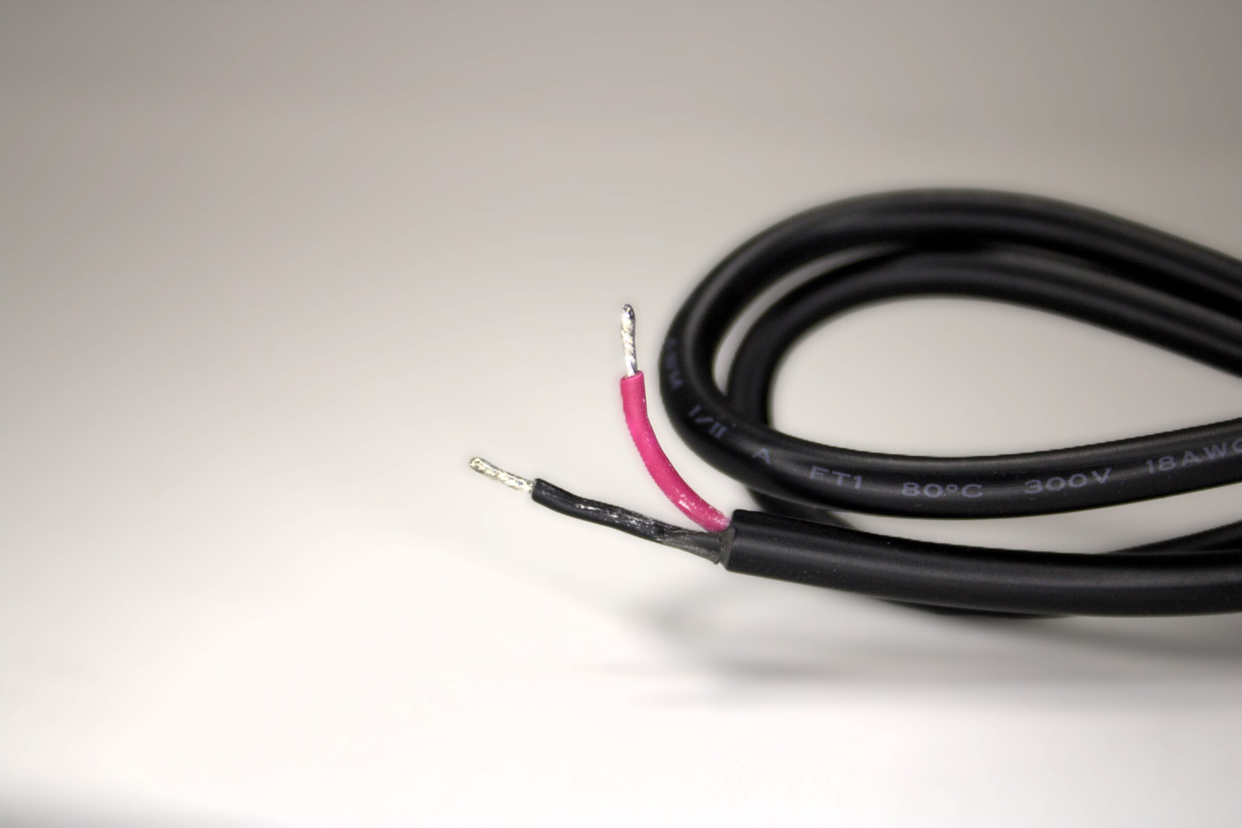 5.5 x 2.1mm 90 Degree Barrel Jack Male Pigtail 1 Meter 16 AWG - Image 3